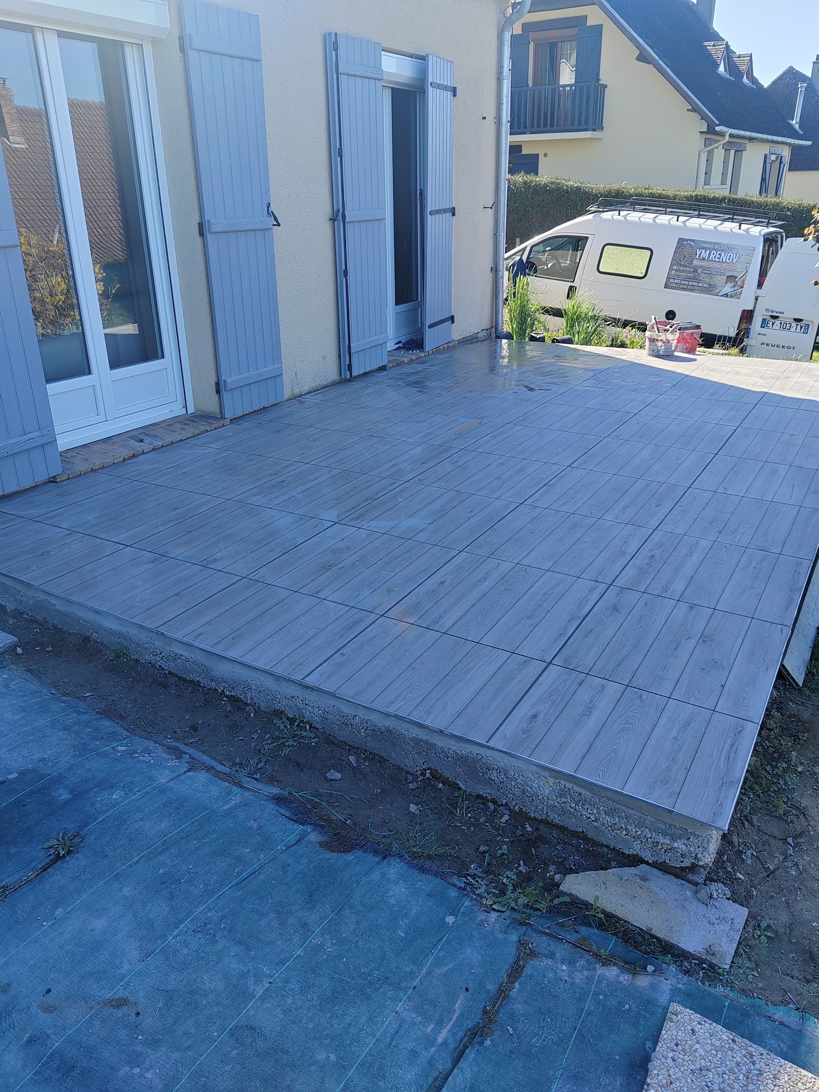 Réalisation d’une terrasse en carrelage effet bois