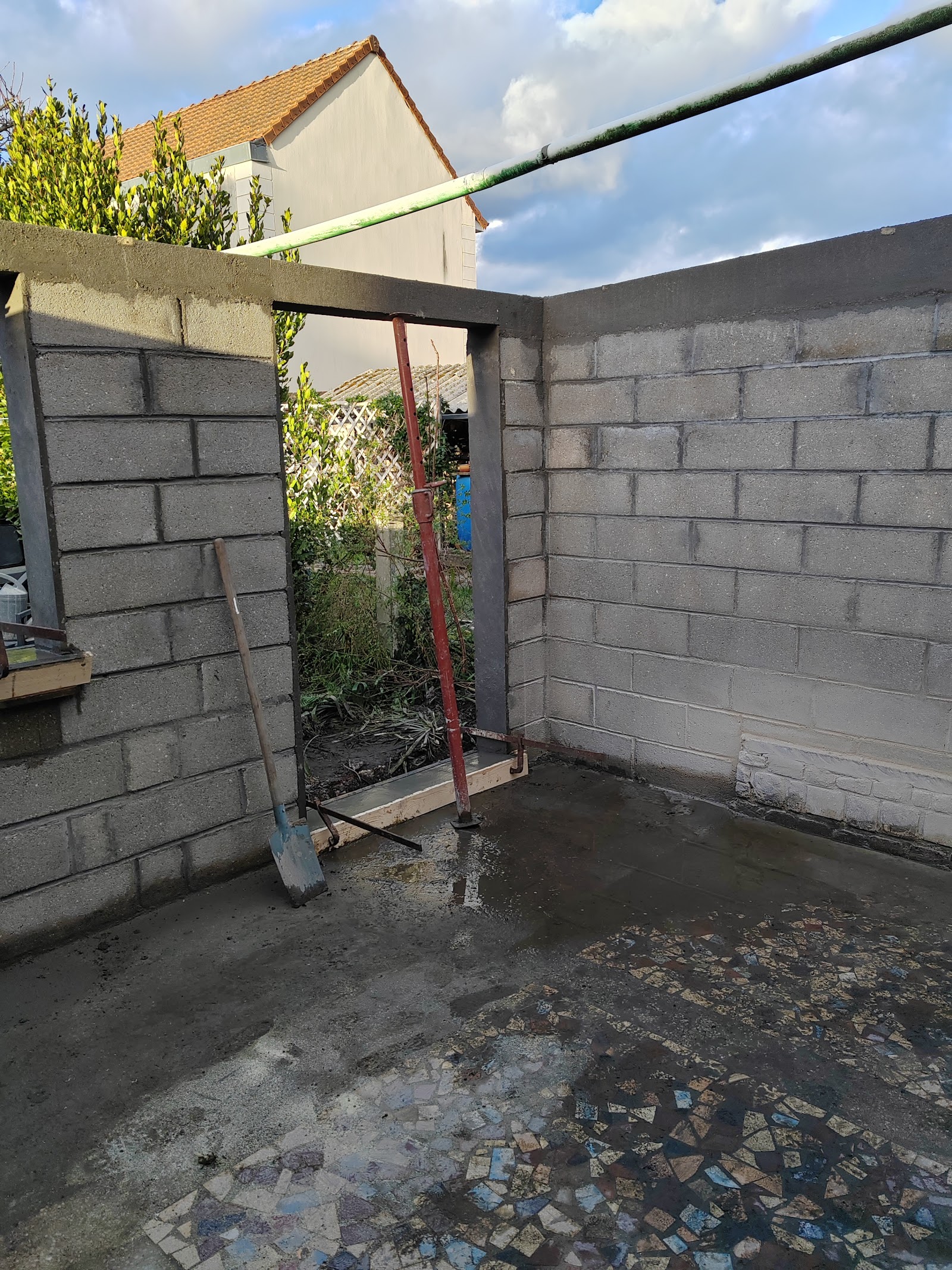 Construction d’une extension en parpaings avec linteau béton