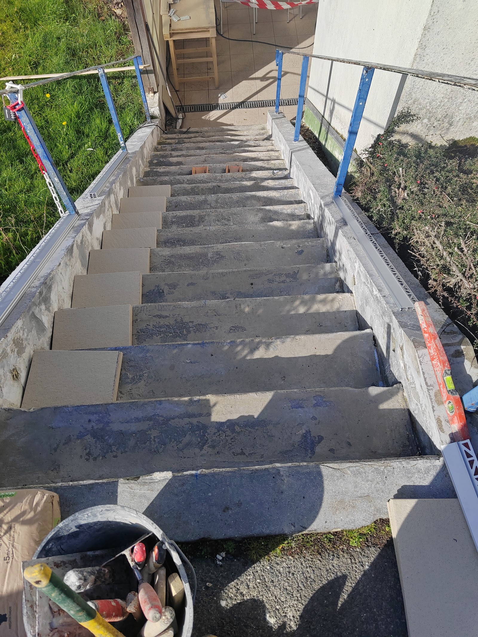 Préparation et calepinage d’un escalier extérieur en carrelage