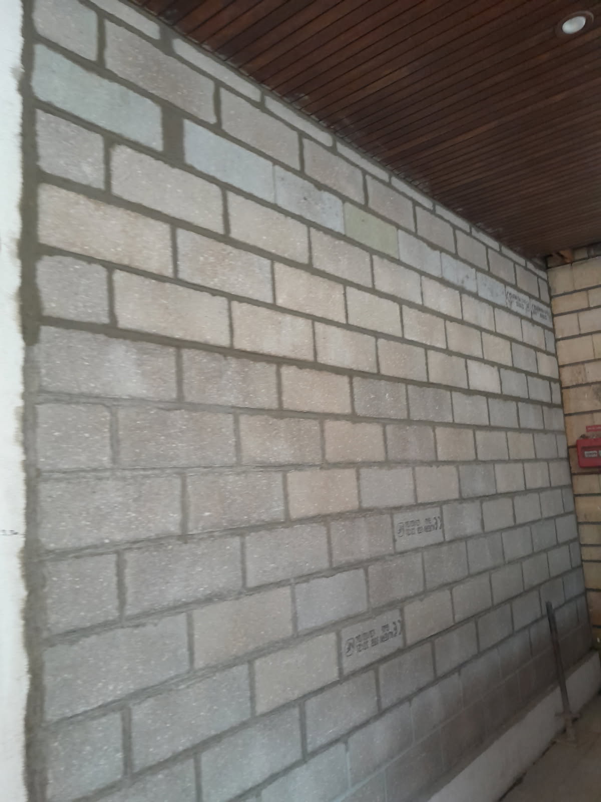 Élévation d’un mur intérieur en blocs béton