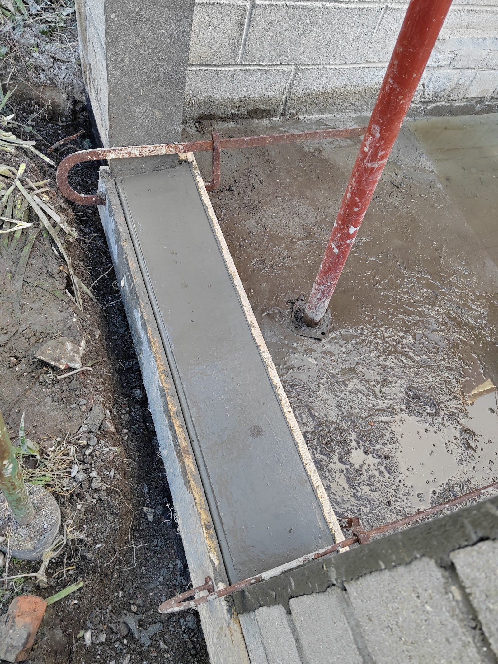 Coffrage et coulage d’un seuil en béton